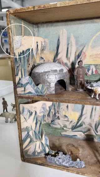 Les éléments de décor avec les charnières de papier japonais mis en place dans le diorama