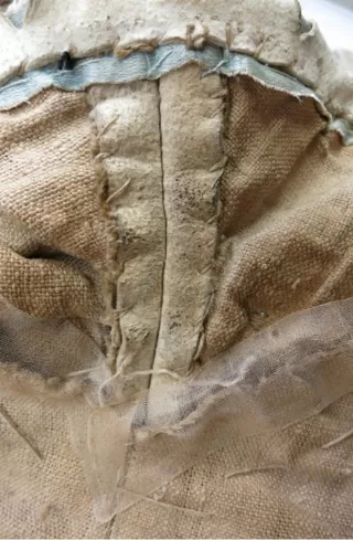 Détail des finitions intérieures : le col (après traitement de conservation)